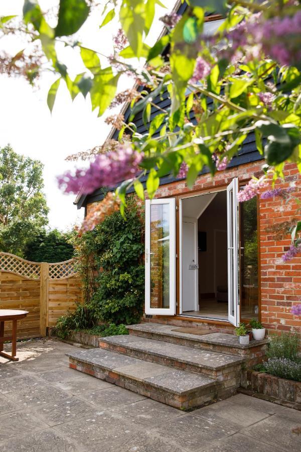 'Orchard Croft Lodge - Chichester', Book-Direct, New Home 1,367 Sq' Ft' , Can Sleep 8 On Request , Split & Link 'Super King' Size Beds, Free Wi-Fi, Sky Tv & Sky Sports, 9 - Minutes From West Wittering Beach, Very Quiet Location, Dog Friendly Exterior foto