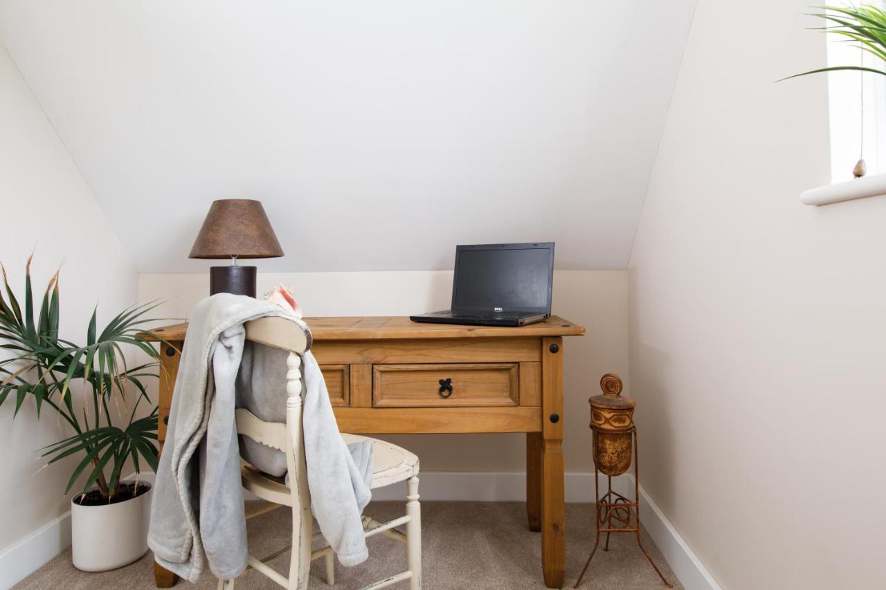 'Orchard Croft Lodge - Chichester', Book-Direct, New Home 1,367 Sq' Ft' , Can Sleep 8 On Request , Split & Link 'Super King' Size Beds, Free Wi-Fi, Sky Tv & Sky Sports, 9 - Minutes From West Wittering Beach, Very Quiet Location, Dog Friendly Exterior foto