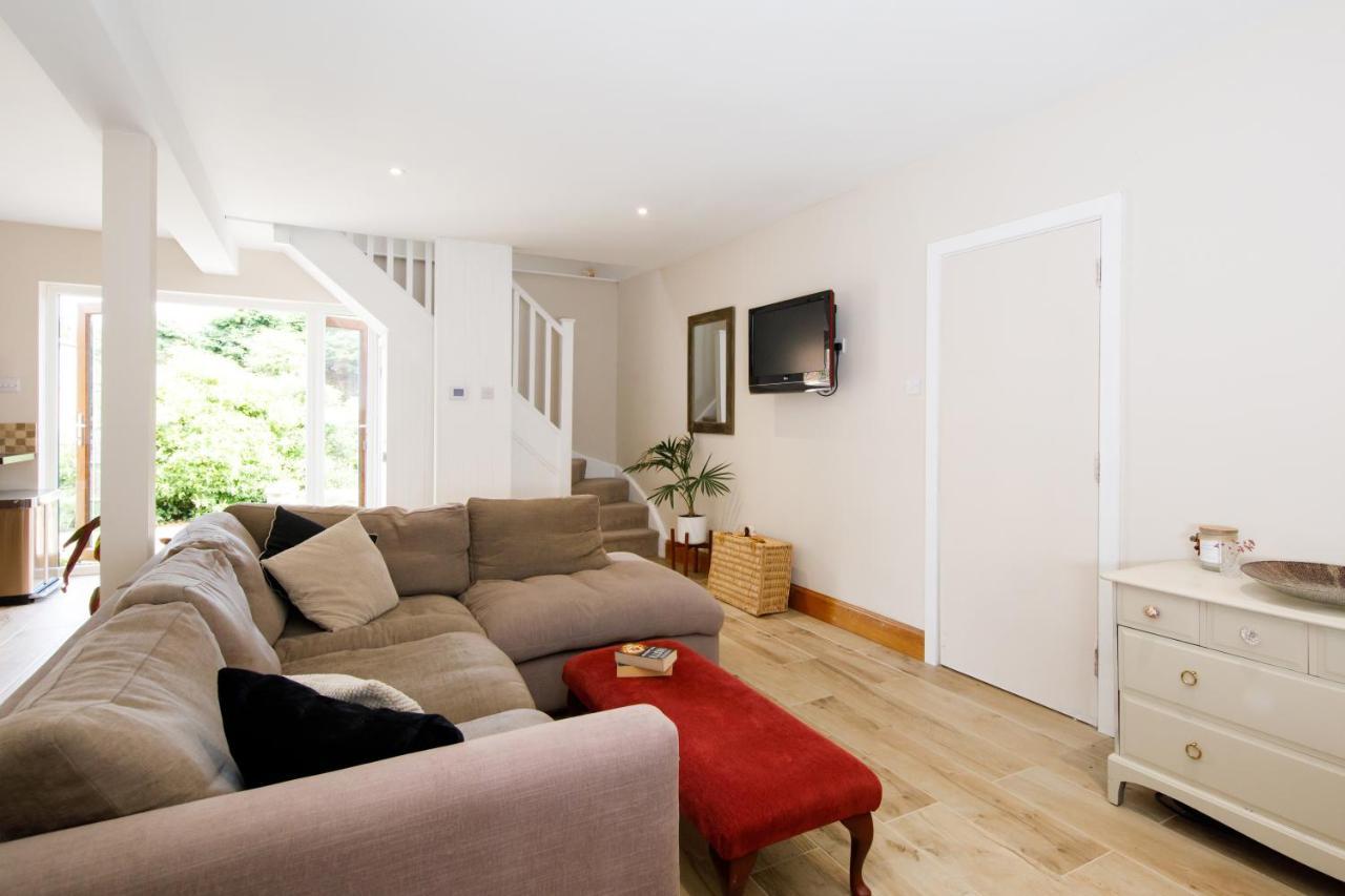 'Orchard Croft Lodge - Chichester', Book-Direct, New Home 1,367 Sq' Ft' , Can Sleep 8 On Request , Split & Link 'Super King' Size Beds, Free Wi-Fi, Sky Tv & Sky Sports, 9 - Minutes From West Wittering Beach, Very Quiet Location, Dog Friendly Exterior foto