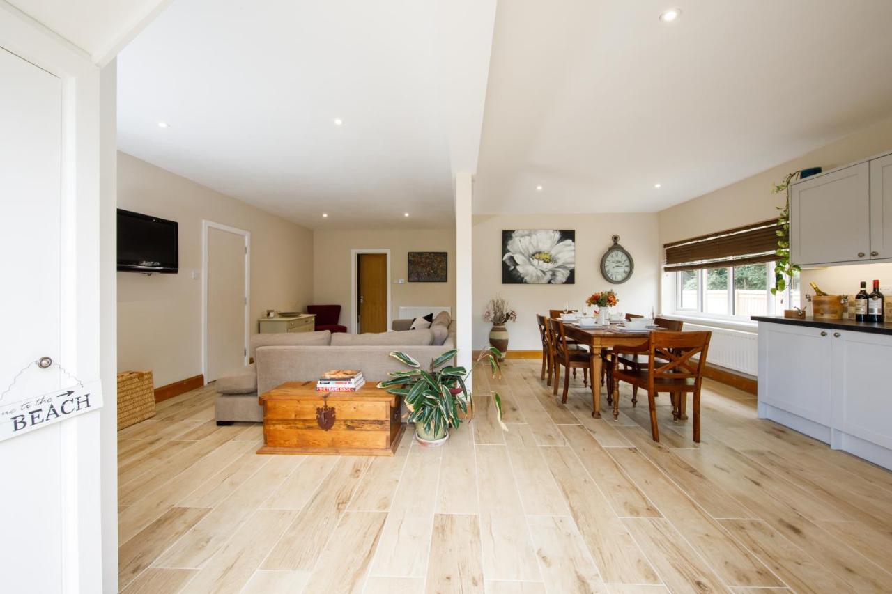 'Orchard Croft Lodge - Chichester', Book-Direct, New Home 1,367 Sq' Ft' , Can Sleep 8 On Request , Split & Link 'Super King' Size Beds, Free Wi-Fi, Sky Tv & Sky Sports, 9 - Minutes From West Wittering Beach, Very Quiet Location, Dog Friendly Exterior foto