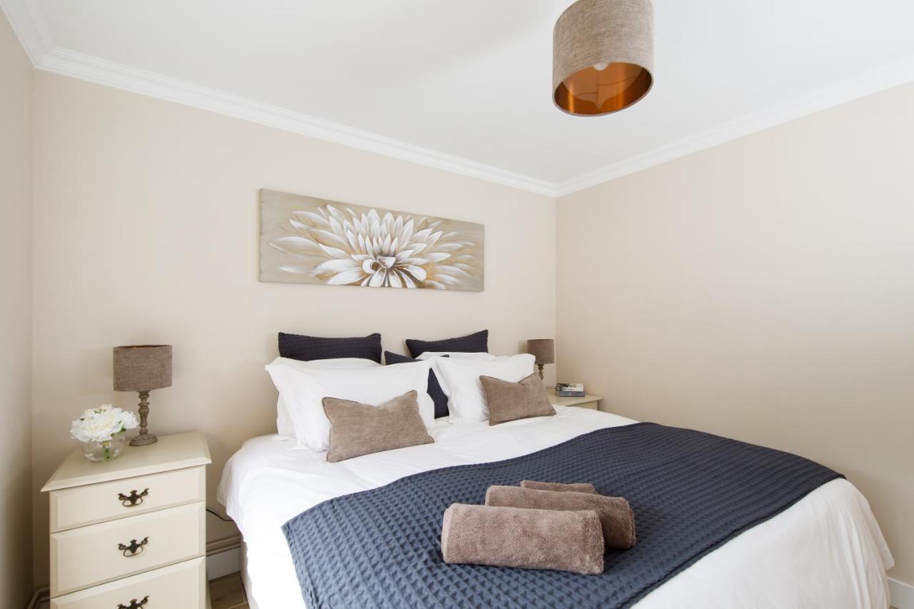 'Orchard Croft Lodge - Chichester', Book-Direct, New Home 1,367 Sq' Ft' , Can Sleep 8 On Request , Split & Link 'Super King' Size Beds, Free Wi-Fi, Sky Tv & Sky Sports, 9 - Minutes From West Wittering Beach, Very Quiet Location, Dog Friendly Exterior foto