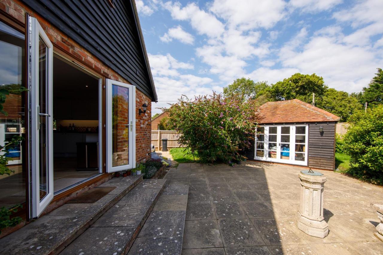 'Orchard Croft Lodge - Chichester', Book-Direct, New Home 1,367 Sq' Ft' , Can Sleep 8 On Request , Split & Link 'Super King' Size Beds, Free Wi-Fi, Sky Tv & Sky Sports, 9 - Minutes From West Wittering Beach, Very Quiet Location, Dog Friendly Exterior foto