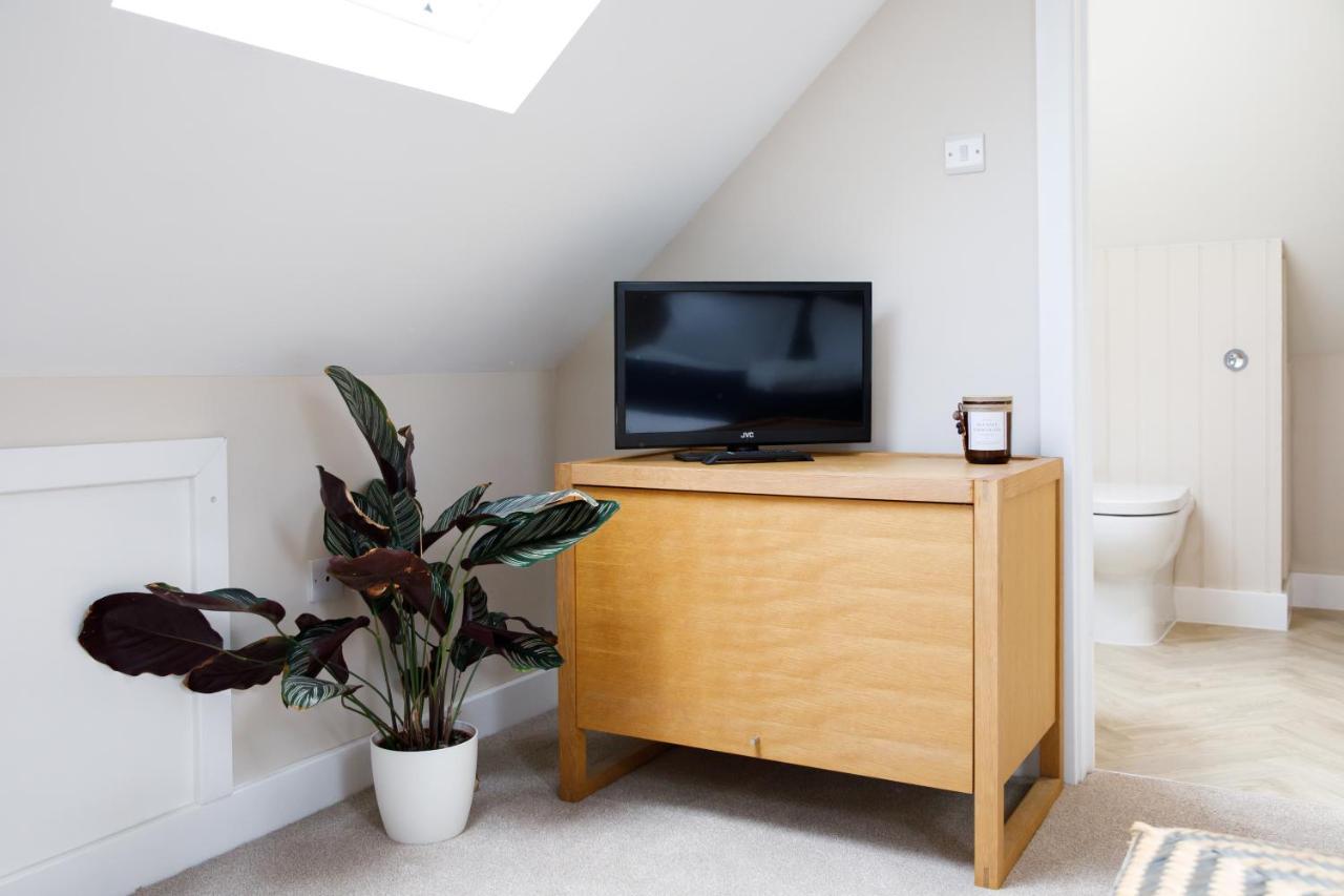 'Orchard Croft Lodge - Chichester', Book-Direct, New Home 1,367 Sq' Ft' , Can Sleep 8 On Request , Split & Link 'Super King' Size Beds, Free Wi-Fi, Sky Tv & Sky Sports, 9 - Minutes From West Wittering Beach, Very Quiet Location, Dog Friendly Exterior foto