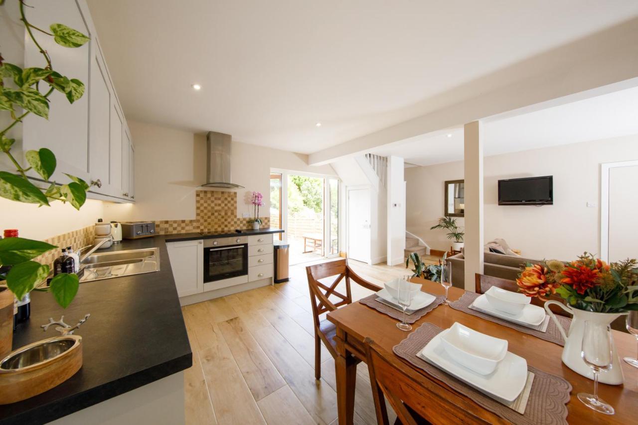 'Orchard Croft Lodge - Chichester', Book-Direct, New Home 1,367 Sq' Ft' , Can Sleep 8 On Request , Split & Link 'Super King' Size Beds, Free Wi-Fi, Sky Tv & Sky Sports, 9 - Minutes From West Wittering Beach, Very Quiet Location, Dog Friendly Exterior foto