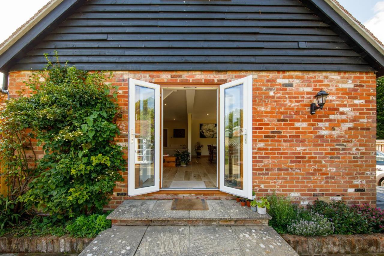 'Orchard Croft Lodge - Chichester', Book-Direct, New Home 1,367 Sq' Ft' , Can Sleep 8 On Request , Split & Link 'Super King' Size Beds, Free Wi-Fi, Sky Tv & Sky Sports, 9 - Minutes From West Wittering Beach, Very Quiet Location, Dog Friendly Exterior foto