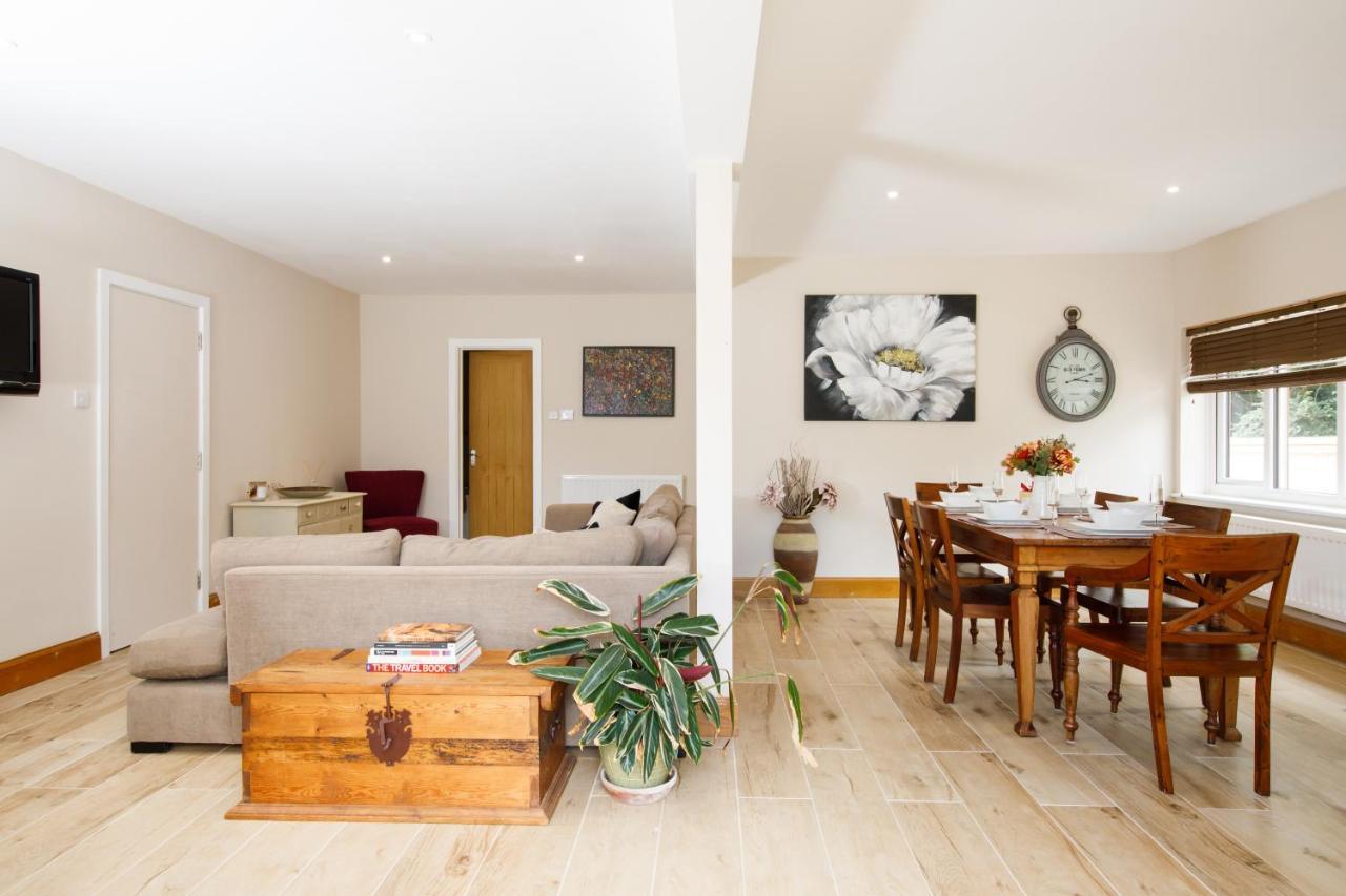 'Orchard Croft Lodge - Chichester', Book-Direct, New Home 1,367 Sq' Ft' , Can Sleep 8 On Request , Split & Link 'Super King' Size Beds, Free Wi-Fi, Sky Tv & Sky Sports, 9 - Minutes From West Wittering Beach, Very Quiet Location, Dog Friendly Exterior foto